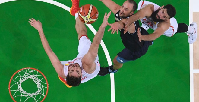Ginobilli tira a canasta durante el partido contra España. REUTERS/Mark Ralston
