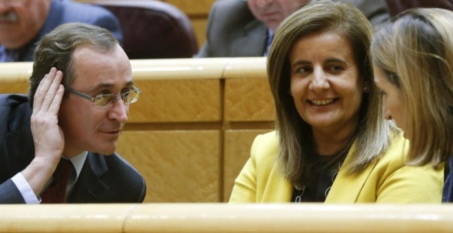 El antiguo ministro de Sanidad, Alfonso Alonso, Fátima Báñez, (ministra de Empleo que asumirá sus funciones) y Ana Mato, presidenta del Congreso/EFE