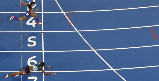 Foto de la llegada de las corredoras de la prueba de los 400 metros lisos en los JJOO de Rio, en lo que la atleta Shaunae Miller (Bahamas) se hace con el oro tras lanzarse en meta en plancha. REUTERS/Fabrizio Bensch .