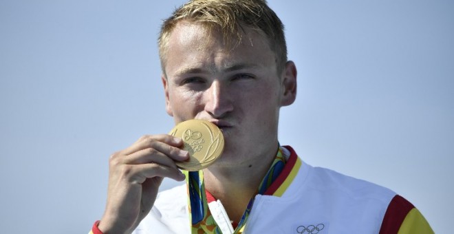 Marcus Walz besa la medalla de oro en el K1 1.000 metros. /AFP