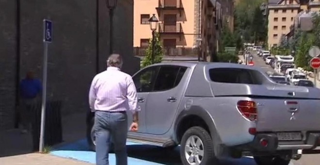 Luis Bárcenas ha aparcado su coche en una zona para discapacitados fuera del juzgado de Vielha.