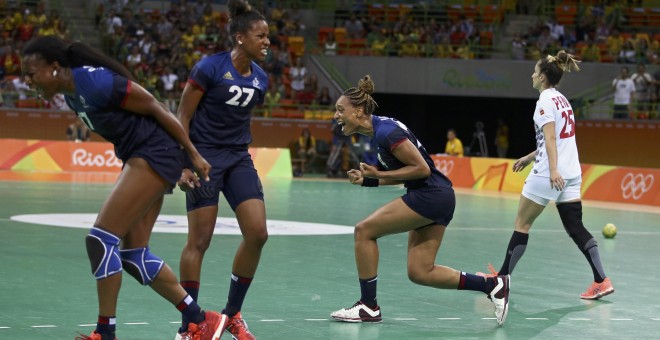 Las jugadoras francesas celebran la victoria en cuartos contra Francia. /REUTERS