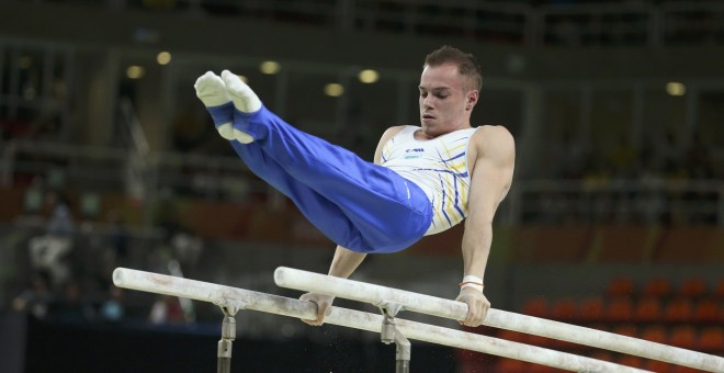 Momento del concurso del ucraniano Oleg Verniaiev en las barras paralelas. /REUTERS