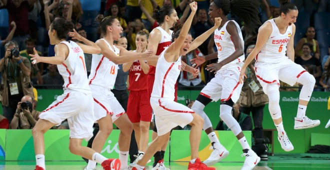 Las jugadoras españolas celebran la última canasta y la victoria ante Turquía. REUTERS/Shannon Stapleton