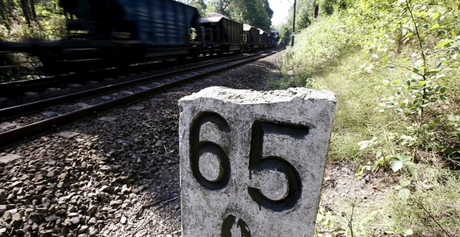 Un tren pasa por el kilómetro 65 de la línea de ferrocarril que une Breslavia y Walbrzych, donde se cree que podría encontrarse el 'tren del oro'. REUTERS/Kacper Pempe