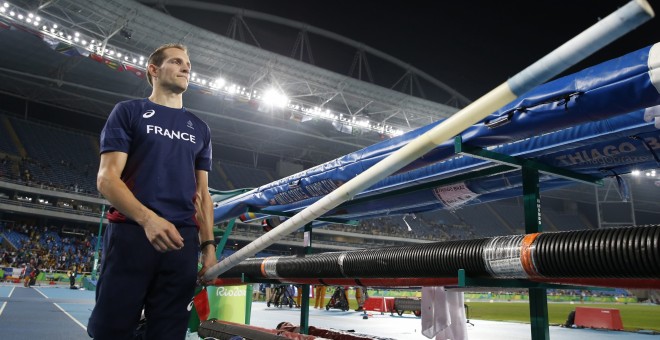 El saltador de pértiga frances Renaud Lavillenie al finalizar la prueba en el estadio olímpico en los JJOO de Rio 2016, en la que quedó segundo, logrando la medalla de plata. EFE/EPA/DIEGO AZUBEL