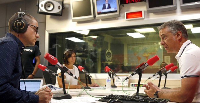 El lehendakari Iñigo Urkullu, durante la entrevista en Radio Euskadi. EFE/Luis Tejido