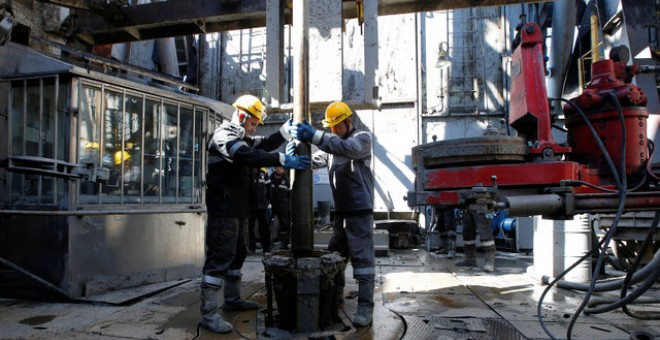 Trabajadores extrayendo petróleo. El barril Brent supera los 51 dólares por primera vez desde la celebración del referéndum por el Brexit/ REUTERS