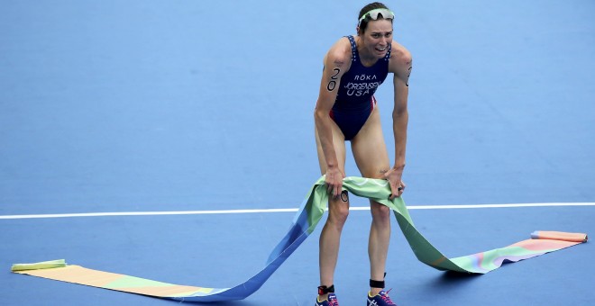 La estadounidense Gwen Jorgensen llora tras ser campeona olímpica de triatlón. /REUTERS