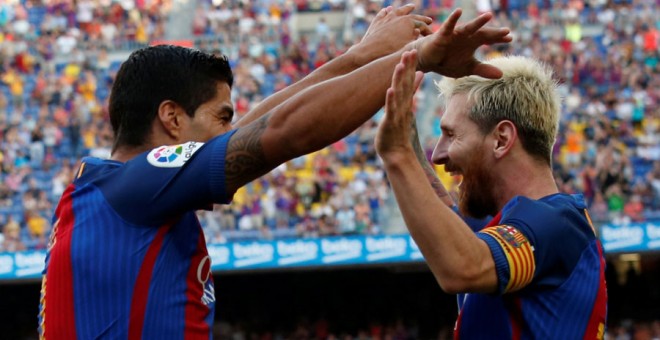 Suárez y Messi celebran uno de los goles ante el Betis. REUTERS/Albert Gea