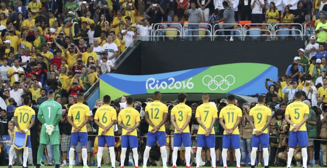 La selección brasileña de fútbol escucha el himno nacional en Maracaná. /REUTERS