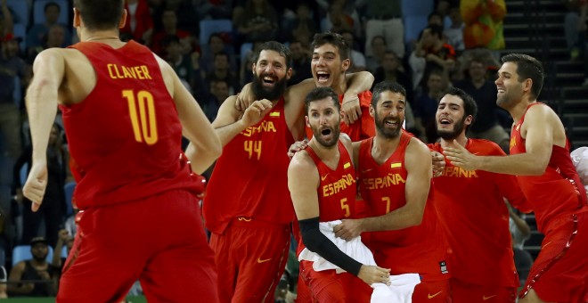 Los jugadores españoles celebran por todo lo alto la victoria contra Australia y la medalla de bronce. /REUTERS