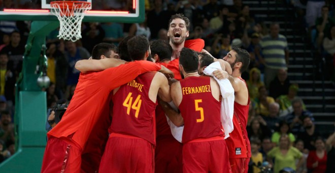 Pau Gasol celebra con sus compañeros la victoria de España ante Australia y el bronce. REUTERS/Shannon Stapleton