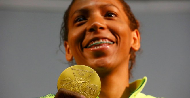 La judoca brasileña Rafaela Silva, con su medalla de oro. REUTERS/Nacho Doce