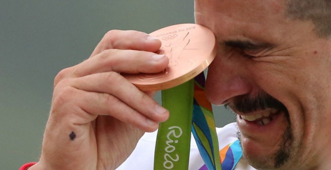 Carlos Coloma, con su medalla de bronce. REUTERS/Adrees Latif