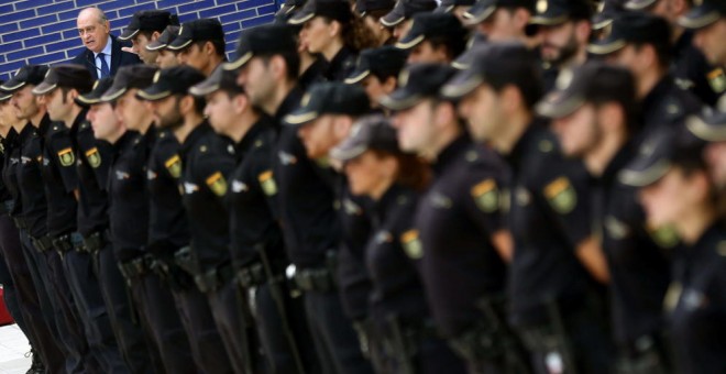 El ministro del Interior, Jorge Fernández Díaz, con agentes de la Policía Nacional/EFE