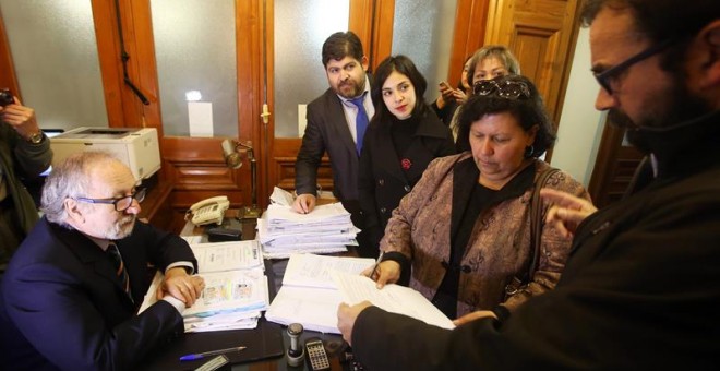 Los diputados del Partido Comunista Karol Cariola (2-i) y Hugo Gutiérrez (d) y la presidenta de la Agrupación de Familiares de Detenidos Desaparecidos AFDD, Lorena Pizarro (c), presentan una querella en contra de Lucía Hiriart por los delitos de malversa