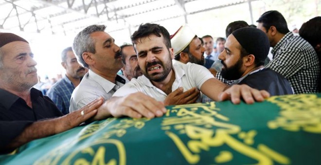 Los familiares de Kumri Ilter, una de las 54 víctimas del atentado del pasado sábado en una boda kurda, durante el funeral celebrado en Gaziantep, al sureste de Turquía. EFE/Sedat Suna