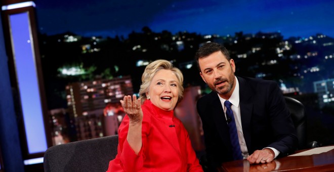 Mientras Trump estaba en Ohio, Clinton acudió al programa de Jimmy Kimmel  en Los Angeles/REUTERS
