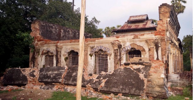 Fotografía facilitada por el Ministerio de Información de Birmania que muestra a un templo dañado tras el terremoto en Seik Phyu, que ha dejado el menos tres muertos. EFE