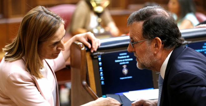 Mariano Rajoy conversa en su escaño con la presidenta del Congreso, Ana Pastor. REUTERS