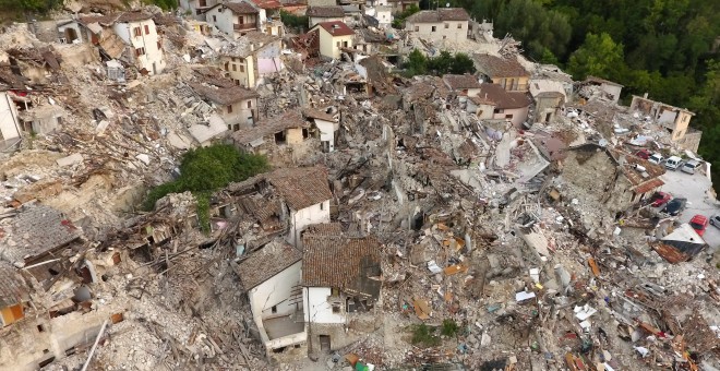 Una fotografía tomada desde un dron muestra la destrucción provocada por el terremoto que tuvo lugar en Pescara del Tronto, en el centro de Italia.- REUTERS