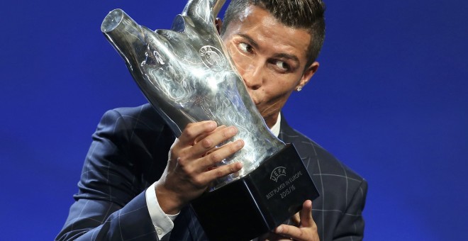Cristiano Ronaldo besa el galardón a Mejor Jugador de Europa  REUTERS/Eric Gaillard