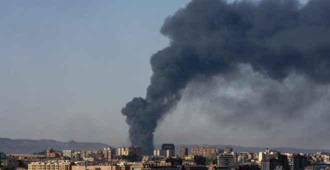 Una gran columna de humo aparece sobre el municipio de Chiloeches, Guadalajara, como consecuencia del incendio declarado esta madrugada en una planta de reciclado del polígono industrial. EFE/Pepe Zamora