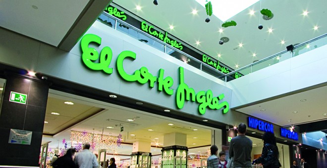 Entrada a un centro comercial de El Corte Inglés.