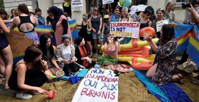 Un grupo de personas participa en una protesta bajo el lema "Lleva lo que quieras" en el exterior de la embajada francesa en Londres, Reino Unido. / EFE