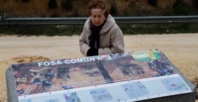 Una familiar de represaliados durante la Guerra Civil visita la fosa común de La Pedreja, en Burgos.- OSCAR RODRÍGUEZ/ARANZADI