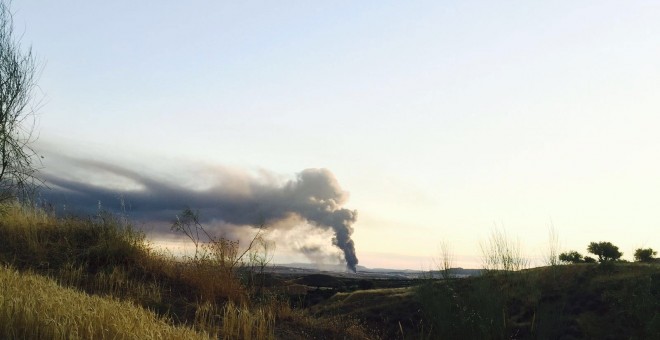 La nube tóxica generada por el incendio en la nave de Chiloeches visible desde el corredor del Henares en la mañana de este sábado. JAIME DÍAZ GARCÍA