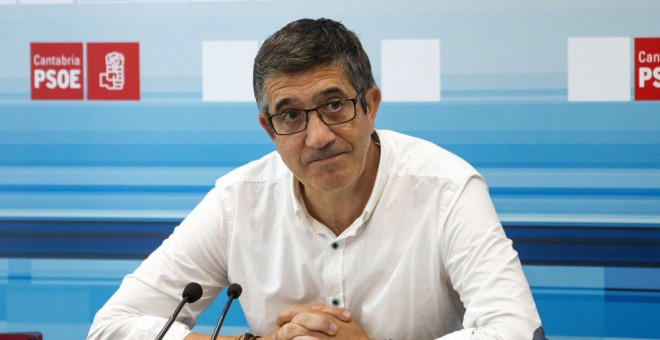 El secretario de Acción Política y Ciudadanía, Patxi López, durante el encuentro que mantuvo hoy con cargos orgánicos del PSOE de Cantabria. EFE