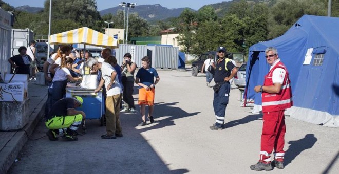 Un vendedor de helados en el campamento para damnificados que han establecido en Pescara del Tronto. EFE/EPA/MASSIMO PERCOSSI