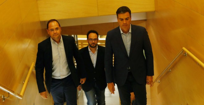 El líder del PSOE, Pedro Sánchez, junto a Ce´sar Luena y Antonio Hernando en una imagen de archivo. REUTERS