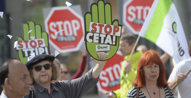 Manifestantes que han participado en la marcha en Berlín contra los tratados CETA y TTIP que negocia la UE con los EEUU. EFE/EPA/MAURIZIO GAMBARINI