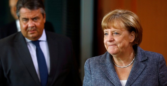 El ministro de Economía de Alemania, Sigmar Gabriel, junto a la canciller alemana, Angela Merkel, en una imagen de archivo. REUTERS