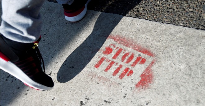Un mensaje contra el TTIP dibujado en el suelo de una calle de Frankfurt, Alemania. REUTERS/Ralph Orlowski