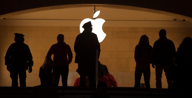 Varias personas en la tienda de Apple de la Estación Grand Central de Nueva York.-REUTERS