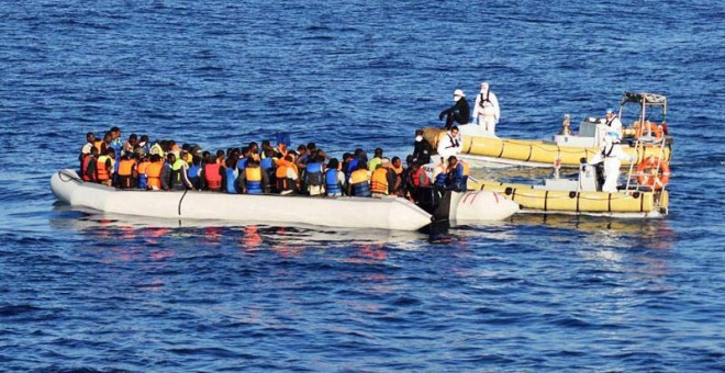 Fotografía facilitada hoy, 30 de agosto de 2016, por la Guardia Costera italiana muestra a varias personas en un barco durante una operación de rescate de 190 inmigrantes por el barco de la Armada Italiana Fiorillo ayer en el mar Mediterráneo. / EFE