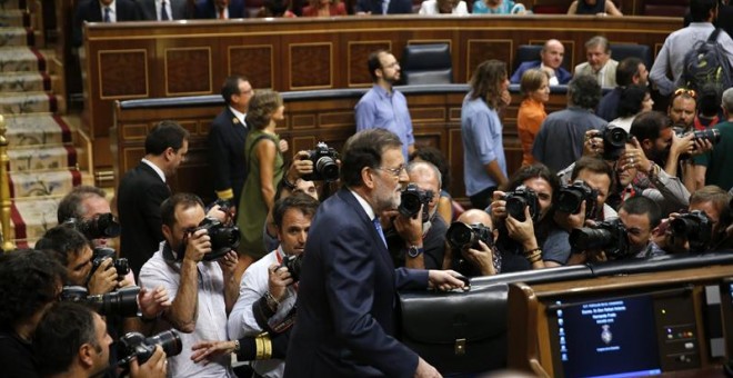 El presidente del Gobierno en funciones, Mariano Rajoy (c), a su llegada al hemiciclo del Congreso de los Diputados esta tarde para la primera jornada del debate de investidura al que se someterá. EFE/Juan Carlos Hidalgo