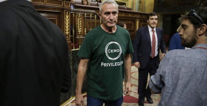 El diputado de Unidos Podemos Diego Cañamero llega al hemiciclo con una camiseta con el eslogan 'Cero privilegios', en la primera jornada del debate de investidura del presidente del Gobierno en funciones, Mariano Rajoy, esta tarde en el Congreso de los D