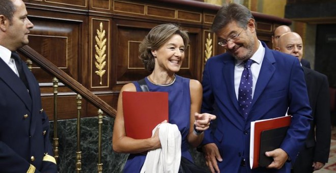 Los ministros en funciones, de Agricultura, Isabel García Tejerina (i), y de Justicia, Rafael Catalá (d), a su llegada a la segunda sesión del debate de investidura del líder del PP, Mariano Rajoy, esta mañana en el Congreso de los Diputados. El debate, q