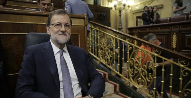 El presidente del Gobierno en funciones, Mariano Rajoy,en su escaño al inicio de la segunda sesión del debate de su investidura esta mañana en el Congreso de los Diputados..- EFE/Emilio Naranjo