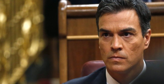 El líder del PSOE, Pedro Sánchez, atiende la intervención de Mariano Rajoy en el debate de investidura de este miércoles en el Congreso de los Diputados,- REUTERS