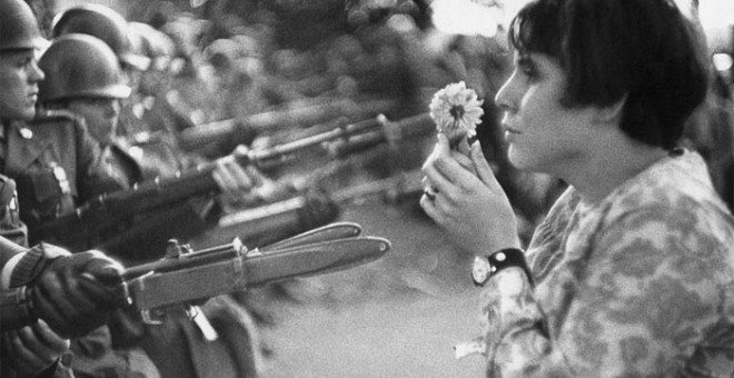 Una de las fotografías más emblemáticas de Riboud, tomada en Washington en 1967, durante una protesta contra la guerra de Vietnam. MARC RIBOUD