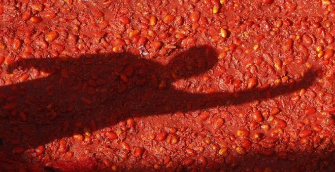 Buñol cumple con la tradición de más de siete décadas y celebra su internacional guerra del tomate, en la que miles de personas llegadas de todo el mundo se lanzan 160 toneladas de esta hortaliza para teñir de rojo el municipio y, en la edición de este a