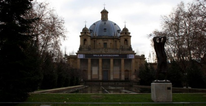 El Monumento a los Caídos alberga los restos enterrados de los generales golpistas Emilio Mola y José Sanjurjo.