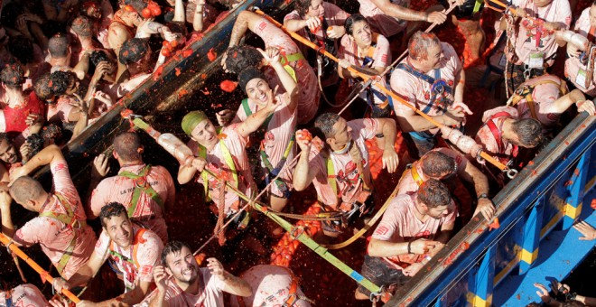 Participantes en la Tomatina de Buñol arrojan desde un camión tomates al resto de la gente. REUTERS/Heino Kalis