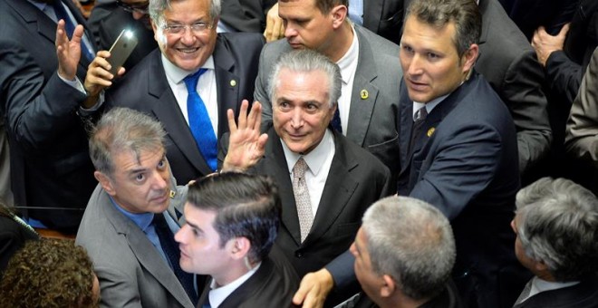 Michel Temer, felicitado por algunos senadores tras la destitución de la mandataria Dilma Rousseff. - EFE